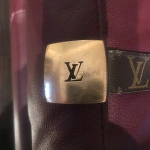 Men’s Louis Vuitton belt.